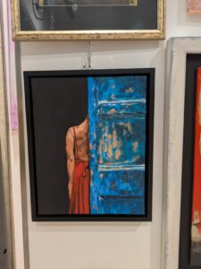 Titolo: "Appena oltre"Tecnica: Pittura acrilica e pasta materica su legno - anno 2025
Dimensioni con cornice: 28x33,5 cm
Descrizione: 
"Un corpo di ferma sulla soglia. 
Il rosso vibra, il blu trattiene.
Qualcosa attende, appena oltre".