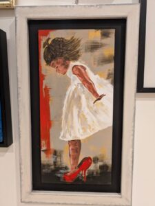 Titolo: "La misura dei sogni"Tecnica: Pittura acrilica su legno - anno 2025
Dimensioni con cornice: 34x58 cm
Descrizione: "Una bambina che gioca a crescere, con scarpe troppo grandi e sogni ancora più grandi"