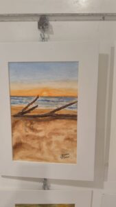 Titolo: Radice di mareMisura: 30x40 Autore: Iannicella Mario Descrizione: Un tronco levigato sospeso tra terra e acqua che solo la sera regala. Vi è un contrasto tra la materia pesante del legno e la leggerezza del sole che se ne va.