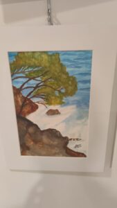 Titolo: Sopra il bluMisura: 30x40 Autore: Iannicella Mario Descrizione: L’opera nasce da uno sguardo sul nostro golfo. Una collina che scende rapida, alberi piegati dal vento e dalla luce, una roccia che resiste. La sensazione di affaccio, quel respiro profondo che si fa davanti al mare quando tutto tace.