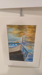 Titolo: Quiete ormeggiataMisura: 30x40 Autore: Iannicella Mario Descrizione: L’opera descrive una calma sospesa, quando tutto galleggia piano e non serve altro. Un dialogo tra peso e leggerezza, tra ciò che galleggia e ciò che trattiene.