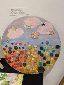 " Bottonando"Il mio motto è: QUANDO IL RICICLO INVONTRA LA CREATIVITÀ. Ho recuperato un quadrante di un vecchio orologio, l'ho dipinto con colori acrilici e poi ho dato libero sfogo alla fantasia creando un paesaggio incantato con bottoni che colleziono dall'infanzia.
By Mo